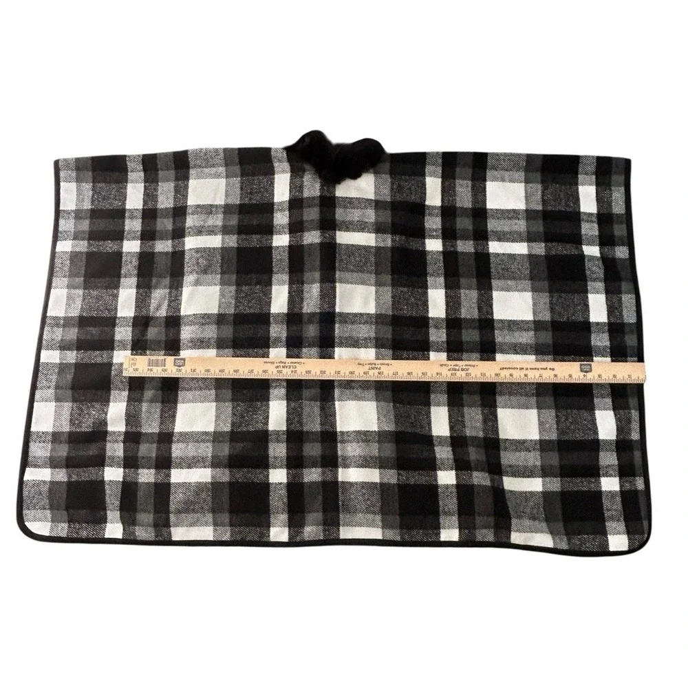 Black White Plaid Faux Fur Collar Single Button Closure Shawl Womens One Size - Picture 9 of 11